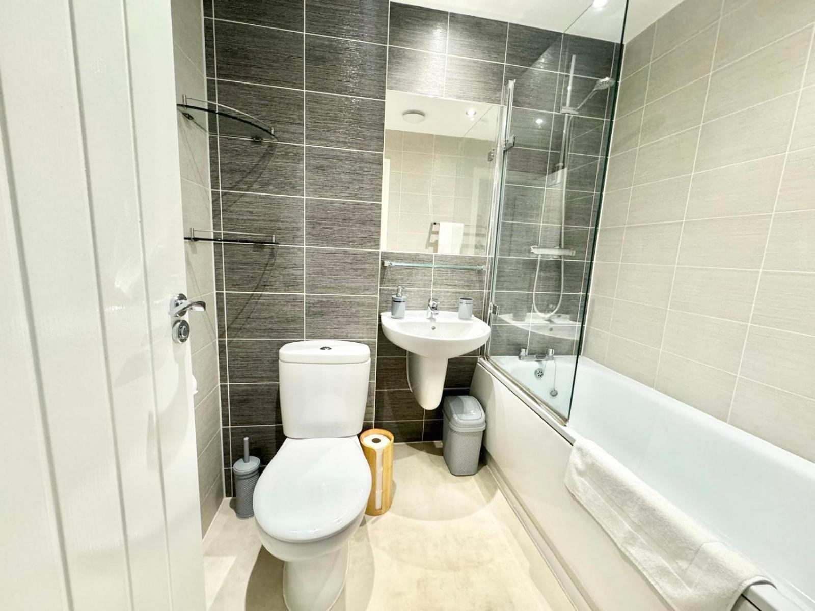 Home Centrally Located In Folkestone, Great Location For Families Or Workers Exteriér fotografie